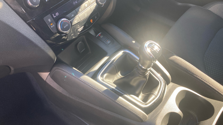 Nissan Qashqai 1.3 DiG-T 160 N-Connecta 5dr Petrol Hatchback